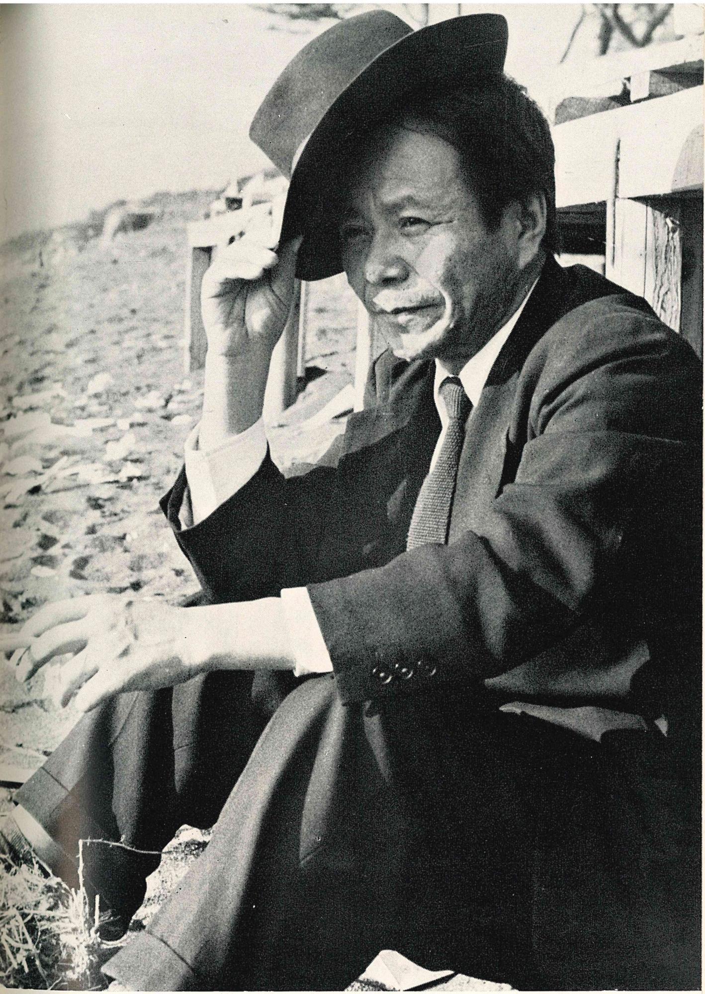 「石塚友二」昭和30年10月沼津海岸にて(石田波郷撮影)(「鶴」昭和34年10月号より)